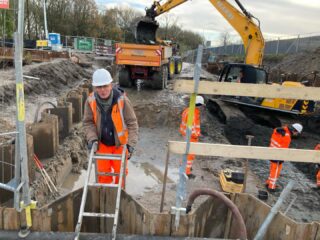 De voorzitter van Stichting Groen Cronesteyn zit deze week in de put en hij heeft de tijd van zijn leven. Vlak naast het Cronesteyn park is hij met @raap_erfgoed op zoek naar de resten van de iconische Schans Lamme šŖ
@de_smid #Sjaakendearcheologen #lammeschans #schanslamme #leidenstadvanontdekkingen #put #cronesteyn #polderpark #polderparkcronesteyn #archeologie
Foto: Piet Breebaart
Wil je ook gaan kijken bij de opgravingen van Schans Lamme, dat kan deze gele maand! Zie: https://www.oudleiden.nl/nieuws/laatste-nieuws-hvol/6043-kom-kijken-bij-de-opgraving-van-schans-lammen