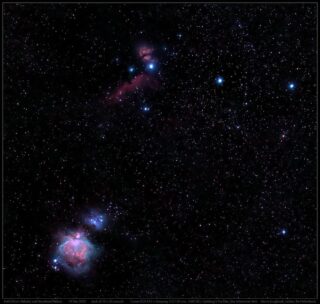 De sterrenhemel boven Polderpark Cronesteyn. Wat je ziet op deze foto van Marco is een stukje van Orion met de Orion nevel (onder) en de Paardenkopnevel en de Vlamnevel (boven). 

Voor de fotoliefhebbers onder ons, want zo een foto van de sterrenhemel maak je niet zomaar! Dit is een stack (optelling) van 70 opnamen van 20 seconden elk (dus een totale opgetelde belichtingstijd van 23m 20s), met een Canon EOS R10 camera met Samyang F2.0/135 mm lens, bij 1600 ISO, en met een Optolong L-Pro filter (filtert deel van de lichtvervuiling weg). De volgmontering (die de sterren volgde) was een Star Adventurer Mini. Stack is gemaakt in Astro Pixel Processor, met nabewerking in Graxpert en Photoshop.
De Star Adventurer Mini is een kleine volgmontering die je makkelijk in een fietstas meeneemt. Je zet je camera met (tele-) lens daar op en (als het statief goed uitgericht staat) de motor in de montering zorgt dan dat je camera de beweging van de sterrenhemel volgt - anders worden de sterren na enkele seconden strepen. Je bedient hem vanaf je telefoon

Dank je wel Marco voor het delen van deze prachtige foto!
#sterrenhemel #polderpark #polderparkcronesteyn #depolderindenacht #leidenstadvanontdekkingen