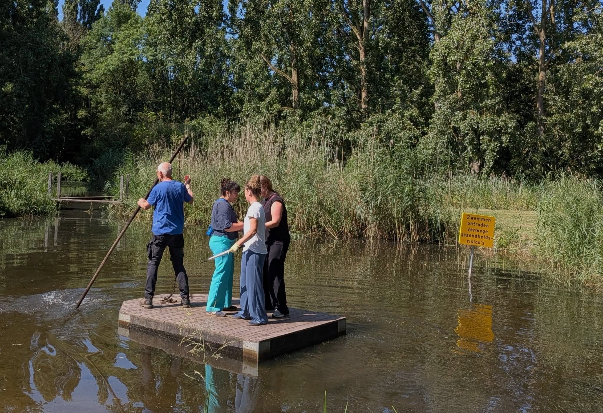 Vandaag zijn we, samen net vrijwilligers van het LUMC, aan de slag in de speeltuin, met onderhoudswerk. We spelen fijn mee op de vlotten!!! Heerlijk met dit weer!
📷 Helma van der Steen- Zijlst
@lumcleiden #speeltuin #waterspeeltuin #polderparkcronesteyn #leidenstadvanontdekkingen #groenestad
