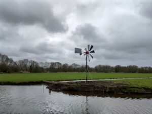 kleine windmolen in weidevogelgraslanden, natter grasland is meer kans voor weidevogels
